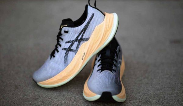 کفش دویدن Asics Superblast یکی از سبک‌ترین و جذاب‌ترین مدل‌ها در بازار است