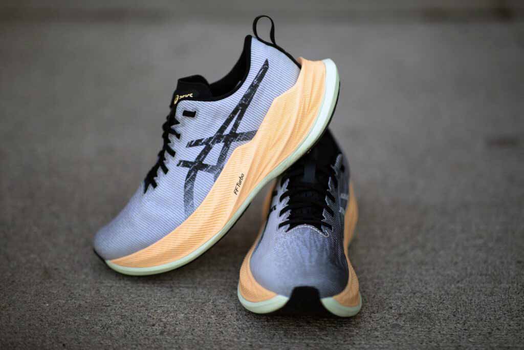 کفش دویدن Asics Superblast یکی از سبکترین و جذابترین مدلها در بازار است
