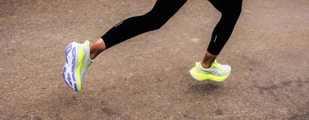 کفش دویدن Asics Superblast یکی از ساپورتیوترین کفشهای دویدن موجود در بازار است که از فوم فوق العادهای ساخته شده است.