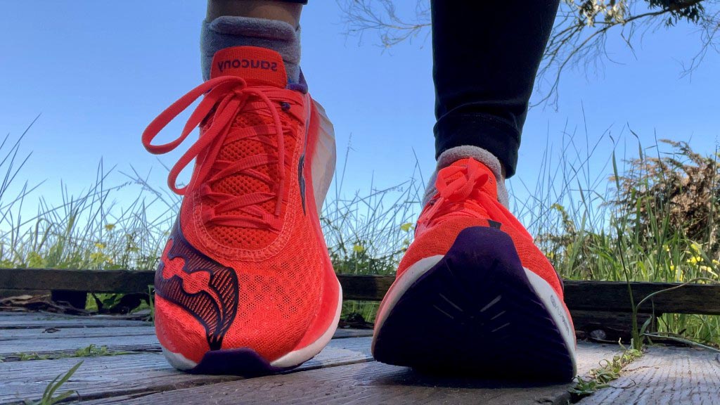 کفش Saucony Endorphin Pro 4 یک گزینه عالی برای دوندگانی است که به دنبال اولین سوپر کفش خود هستند. این کفش دارای ثبات و کشش مناسب است و برای دوندگانی که از طراحی راکر جلوی پا لذت میبرند، بسیار مناسب است. Pro 4