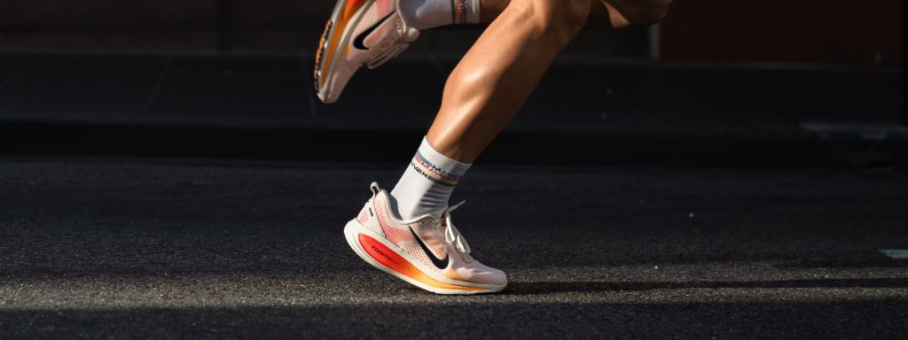 کفش دویدن نایک Vomero 18 با طراحی جدید و کفه دولایه فوم ZoomX و ReactX برای راحتی در دوهای طولانی و ماراتن.