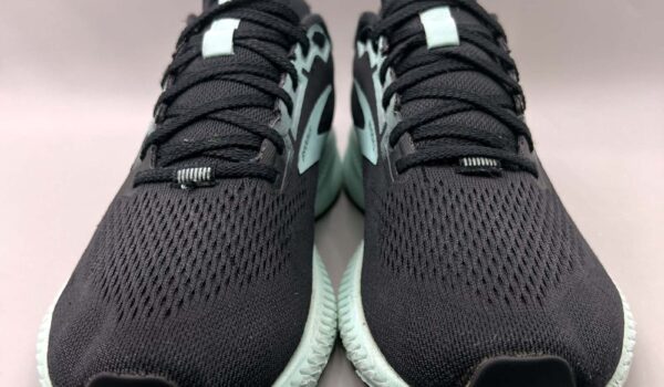 کفش دویدن بروکس لانچ ۸ با رویه مش تنفس‌پذیر و زیره EVA برای دویدن‌های روزمره و سریع