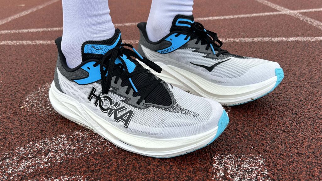 تصویر کفش دویدن Hoka Rocket X 3 از نمای جانبی با تمرکز روی لایه کربنی و لاستیک زیر