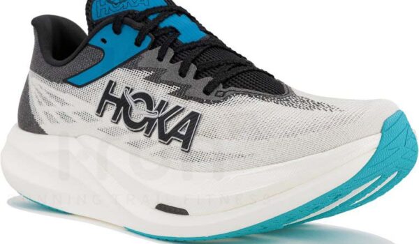 تصویر کفش دویدن Hoka Rocket X 3 از نمای جانبی با تمرکز روی لایه کربنی و لاستیک زیر