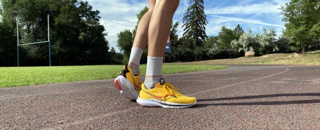 کفش دویدن Saucony Kinvara 13 از نمای جانبی با طراحی سبک و مش تنفسی برای سرعت