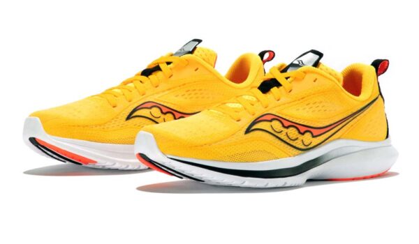 کفش دویدن Saucony Kinvara 13 از نمای جانبی با طراحی سبک و مش تنفسی برای سرعت