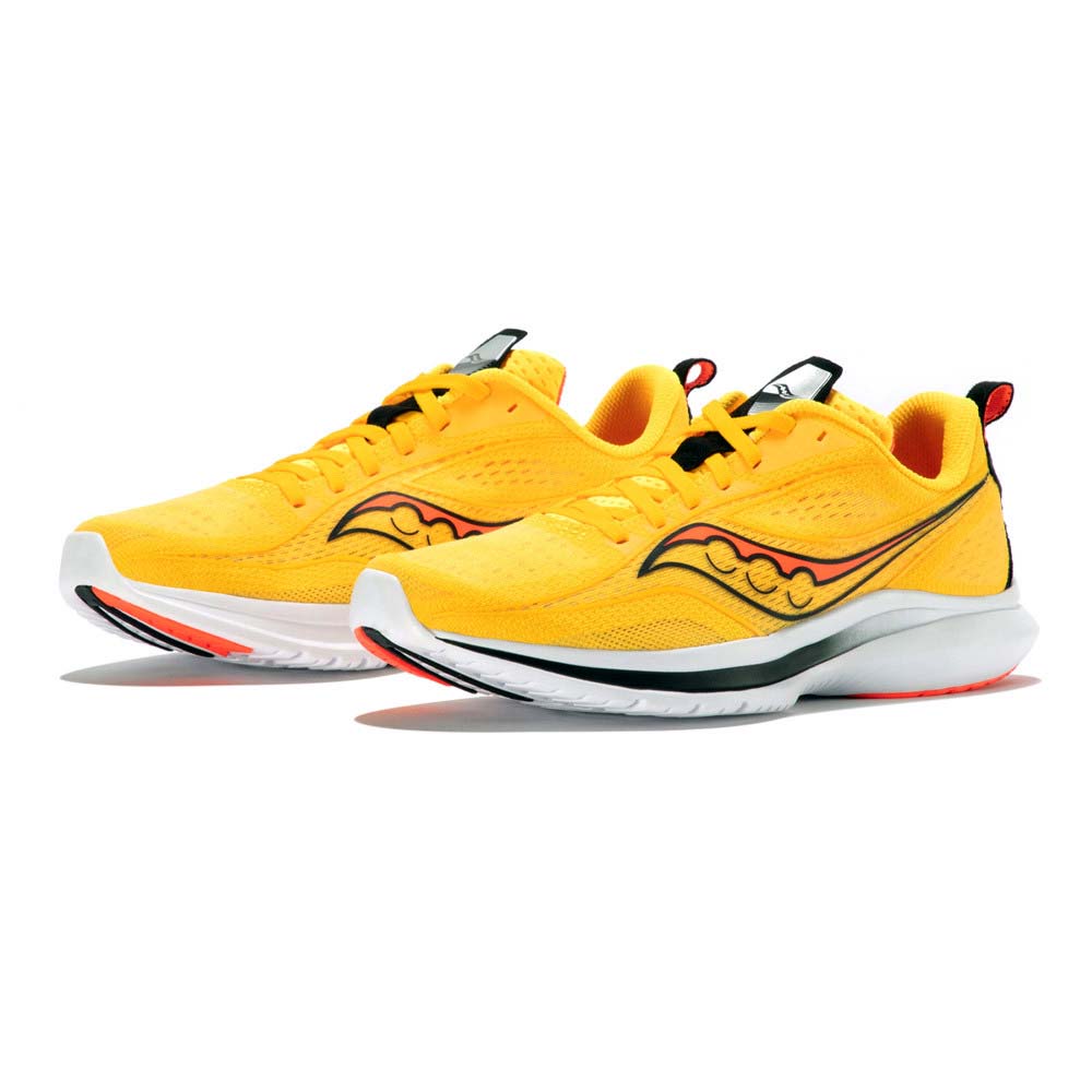 کفش دویدن Saucony Kinvara 13 از نمای جانبی با طراحی سبک و مش تنفسی برای سرعت