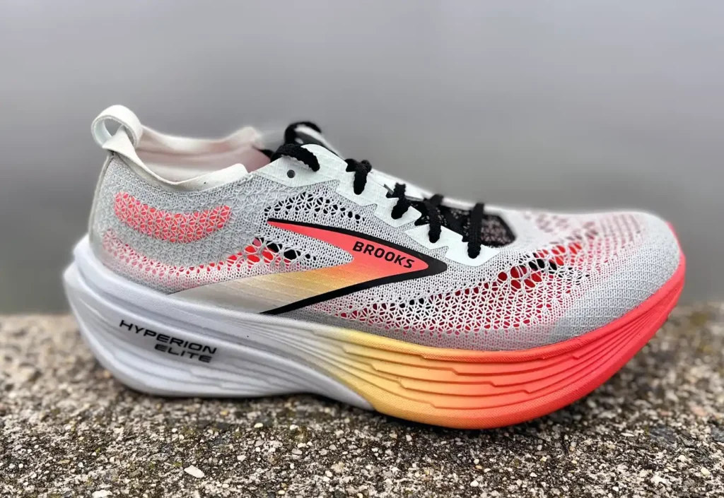 کفش مسابقهای سفید و شبرنگ Brooks Hyperion Elite 4