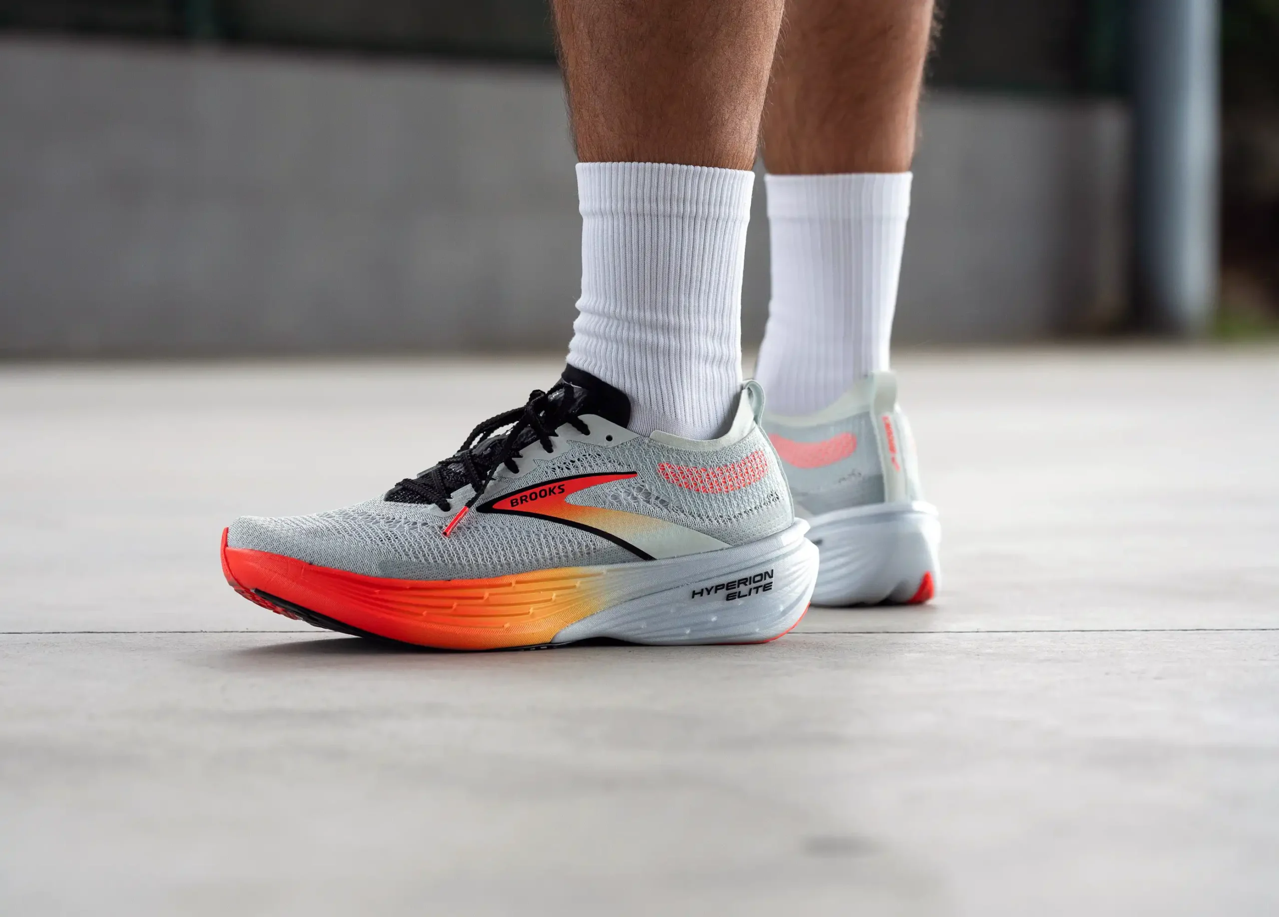 کفش مسابقهای سفید و شبرنگ Brooks Hyperion Elite 4